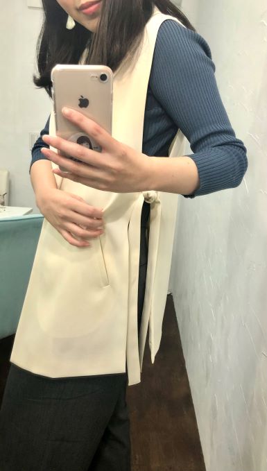 サイドスリットジレ(ブルベ夏・骨格ウェーブ・30代コーデ)