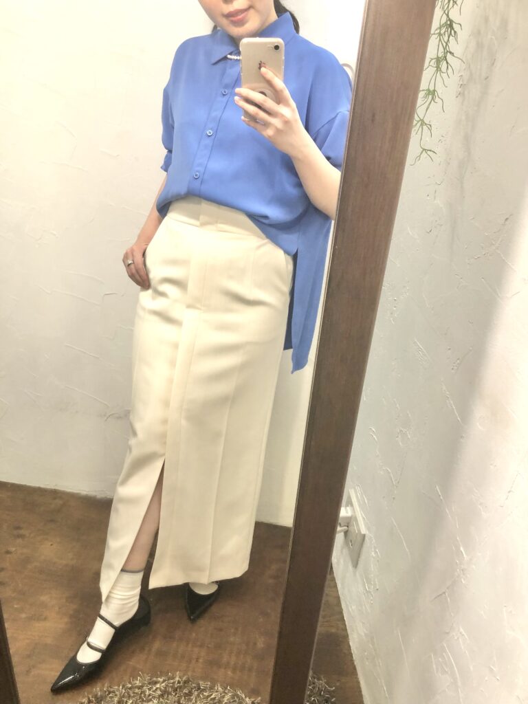 ブルーのシャツと白スカート(骨格ウェーブ・ブルベ夏)