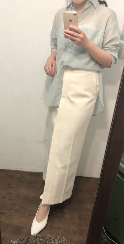 グリーンのシャツと白スカート(骨格ウェーブ・ブルベ夏)