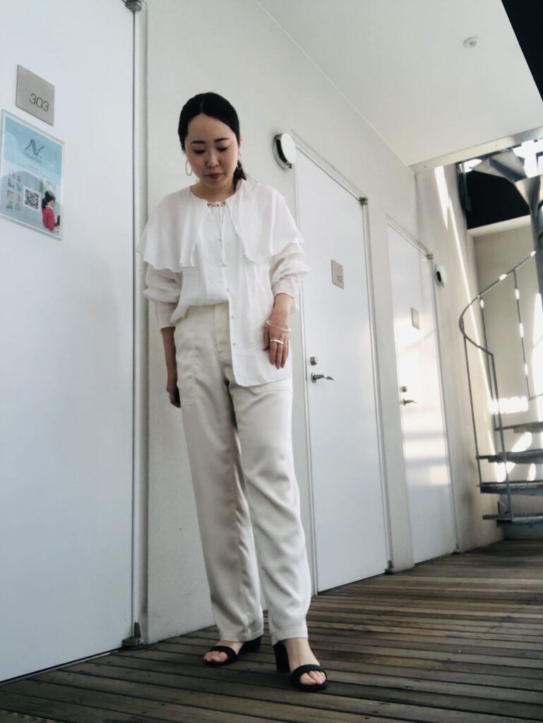 ミドサーの私服 白ブラウスと白いベイカーパンツ(骨格ウェーブ・ブルベ夏)