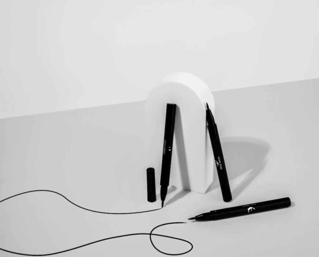 アイラインがにじむ原因と対策